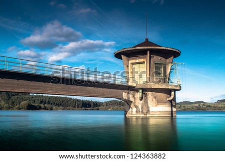 Torre de control de la presa La Granda