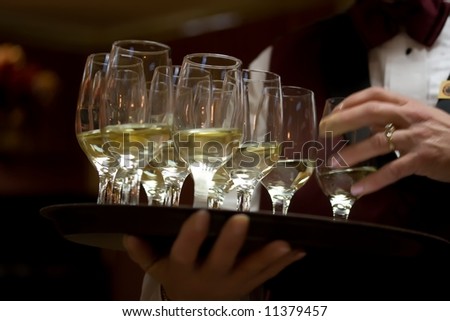 A tray of white wine in glasses.