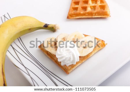 Tart Banana Slices with Vanilla Cream with Fresh Fruit