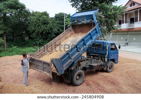 CHIANGMAI , THAILAND - AUGUST 16 2014: Truck driver cleaning dump truck. Truck of Downnuea gruop. Photo at Chiangmai rural, thailand.