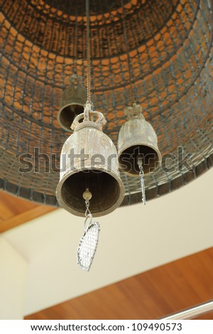 The bell hung on the ceiling, Golden bell