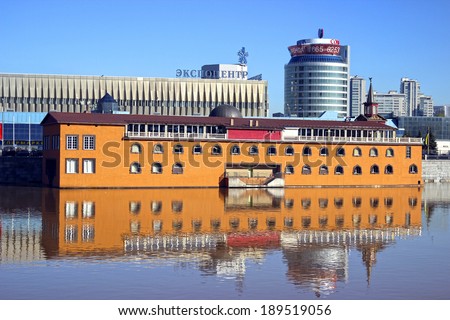 MOSCOW - MAY 07: Floating landing stage on the River Moscow on May 07, 2013 in Moscow