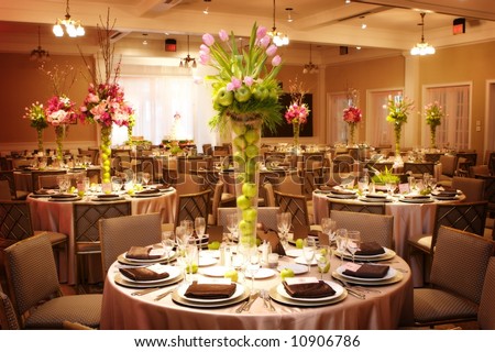 an image of Table setting at a luxury wedding reception