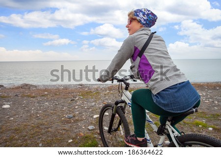 Extreme mountain bike sport athlete woman riding outdoors lifestyle trail