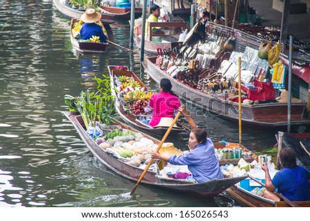 RATCHABURI - OCTOBER 23: Local people selling goods on the wooden boats at Damnoen Saduak floating market on Oct 23,2013 in Ratchaburi,Thailand .