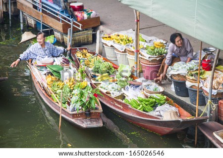RATCHABURI - OCTOBER 23: Local people selling goods on the wooden boats at Damnoen Saduak floating market on Oct 23,2013 in Ratchaburi,Thailand .