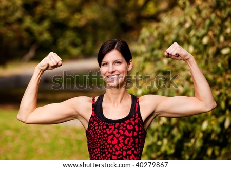 A female fitness model flexing her biceps
