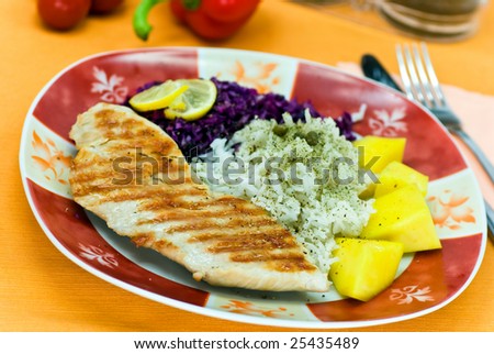 TURKEY BREAST GRILLED WITH RED CABBAGE AND MANGO