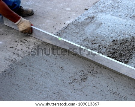 Leveling fresh concrete