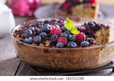 Berry cake with oats served with fresh berries