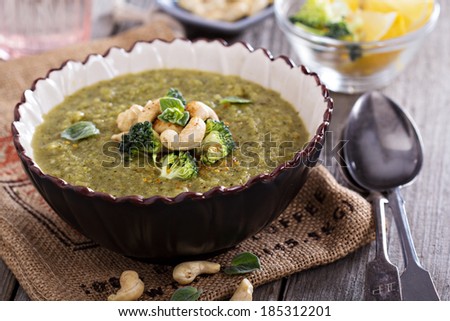 Roasted broccoli soup with cashews, broccoli pieces and red pepper