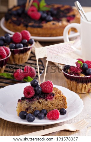 Berry cake with oats served with fresh berries