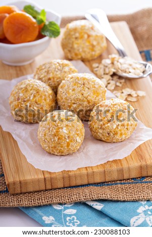 Raw vegan oat apricot banana balls for power breakfast