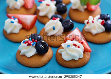 Tiny sweet treats with vanilla wafers, berries and cream cheese
