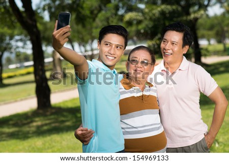 Close-up image of a big men'??s family making a self-portrait in the park