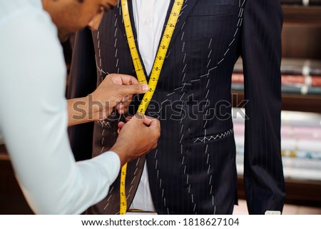 Profesional tailor making bespoke suit for client in his modern stidui Stock foto © 