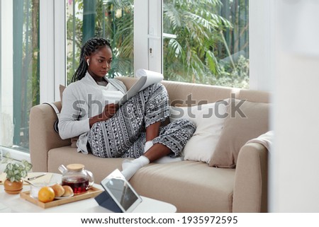Brünette Transe am Sofa bearbeitet Brünette Transe am Sofa bearbeitet