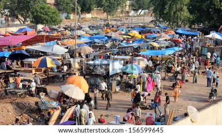 AHMEDABAD, GUJARAT/ INDIA-SEPTEMBER 29 : Gujari Bazaar on September 29, 2013 in Ahmedabad. An informal market place near Ellis Bridge on the bank of river Sabarmati. Bazaar takes place every Sunday.