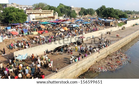 AHMEDABAD, GUJARAT/ INDIA-SEPTEMBER 29 : Gujari Bazaar on September 29, 2013 in Ahmedabad. An informal market place near Ellis Bridge on the bank of river Sabarmati. Bazaar takes place every Sunday.