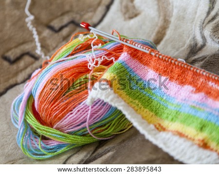 Hank of a multi-colored yarn and knitted product