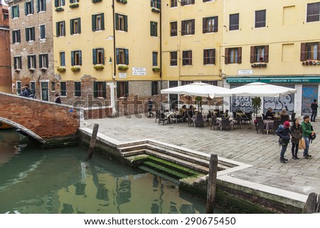 VENICE, ITALY - on MAY 1, 2015. . Summer cafe on the bank of the channel
