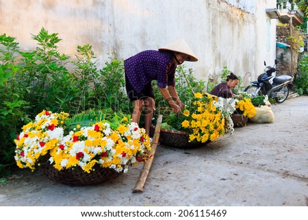 NAMDINH, VIETNAM July 10. 2014 : Unidentified flower vendor at the flower small market in Namdinh, Vietnam. This is a small market for retail florists aend street vndors.