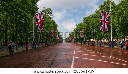 LONDON, UK - JUNE 7, 2014: Queen\'s Soldier at Queen\'s Birthday Parade. Queen\'s Birthday Parade take place to Celebrate Queen\'s Official Birthday every June in London. On June 7, 2014 in London, UK.