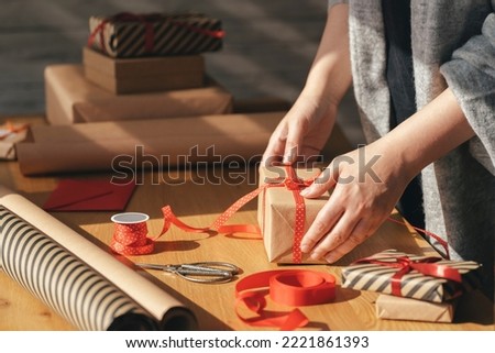 Foto Bild Frau Hand Einfädeln Vorbereitung Nadel in Nähmaschine needle.Elderly Frau näht auf einem Vintage-Nähen.Old Menschen neues Hobby zu Hause, Senioren geistige Aktivität und Job.Old Frau Schneider