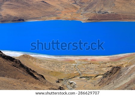 South bank of the 638 km2-130 km.E'W-70 km.N'S wide-250 long bank-4441 ms.high-turquoise colored Yamdrok Tso-Upper Pasture lake seen from Kamba La-pass at 4793 ms.alt. Lhoka or Shannan pref.-Tibet. Stok fotoğraf © 