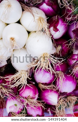 Fresh red and white onions at the local farmer\'s  market.