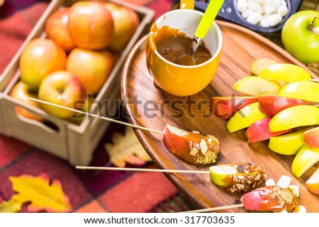 Autumn picnic with fresh caramel apple slices.