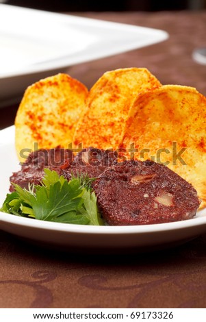 Black pudding sausage and potato chips