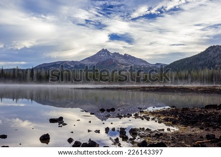 Mount reflection. Broken Top Mount and Sparks Lake in the Central Oregon