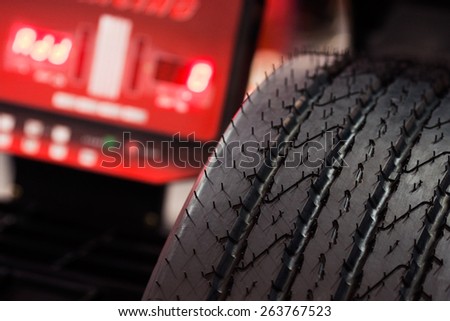 Heavy vehicle tire check on balancing machine