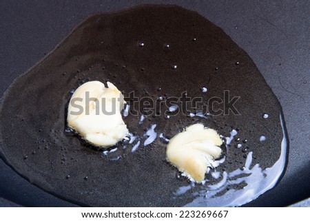crushed garlic roasted in hot oil in a frying pan