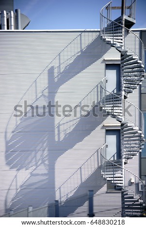 Foto Bild Schattenwurf einer Treppe und einer Palme an einer weißen Fassade mit Fenstern