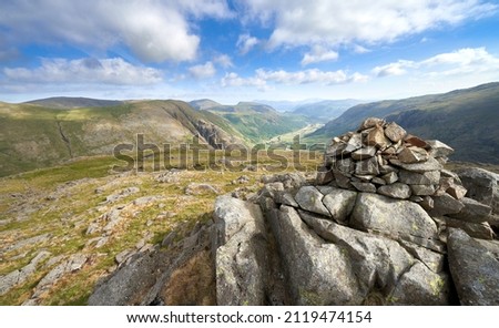 Vews of Seatoller, Base Brown, Thornythwaite Fell from the mountain summit cairn of Seathwaite Fell in the English Lake District. 商業照片 © 