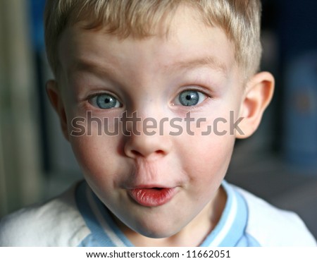 Little boy to look in wide-eyed astonishment