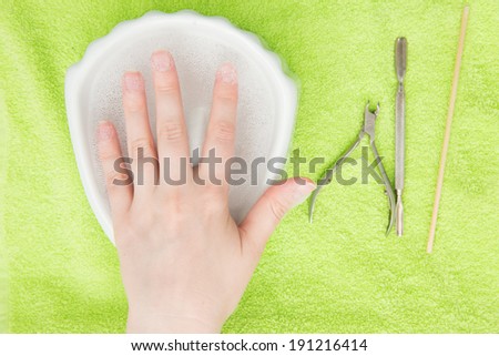 keep your hands on tub with water for manicure