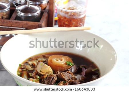 Rice  noodle  rolls  in crunchy  pork  soup