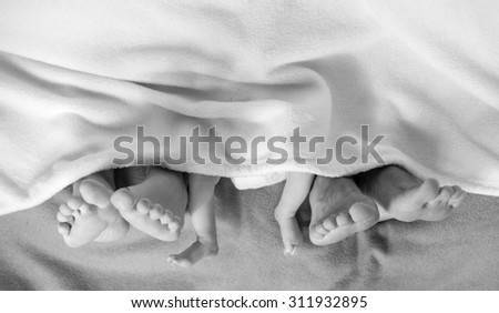 feet of new born Baby with parents