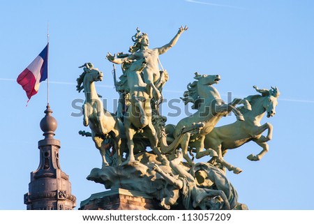 the sculpture on the top of Grand Palais in Paris, (LÃ¢Â?Â?Harmonie triomphant de la Discorde.)