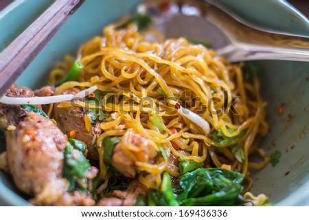 close up of Egg chinese dry noodles with chicken