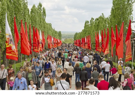 VOLGOGRAD - MAY 10: large number of people came on an overcast day on the Mamayev Kurgan memorial to honor the memory of fallen warriors. May 10, 2015 in Volgograd, Russia.