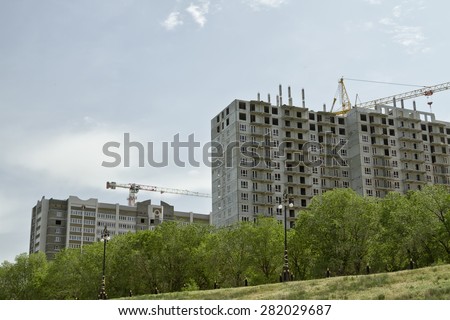 VOLGOGRAD - MAY 27: The final stage of construction of a new residential complex on the banks of the Volga. May 27, 2015 in Volgograd, Russia.