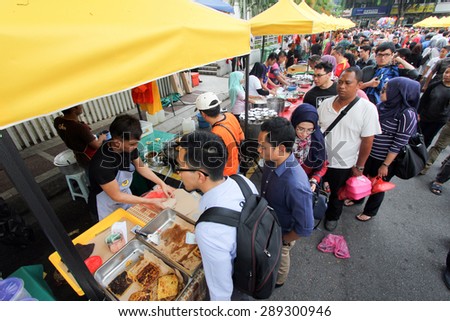 KUALA LUMPUR, MALAYSIA : JUNE 18, 2015 - Crowd lining up to a stall selling murtabak at a ramadhan bazaar
