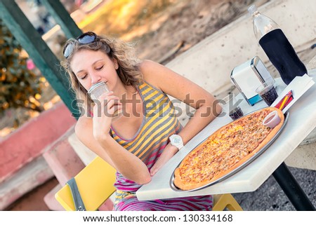 A young woman going to eat pizza
