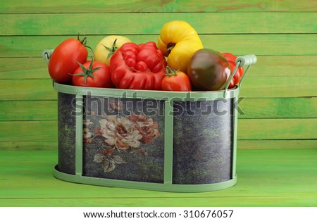 Tomatoes / Container of beefsteak tomatoes and cherry tomatoes
