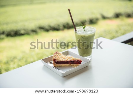 Strawberry pie, berry and green tea.