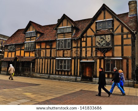 STRATFORD UPON AVON-APRIL 8: Tourists walk by the birthplace of William Shakespeare on April 8, 2013. Stratford is a market town and civil parish in south Warwickshire, England.